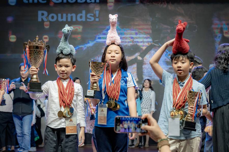 Trung Hiếu nhận cúp và huy chương tại World Scholar's Cup