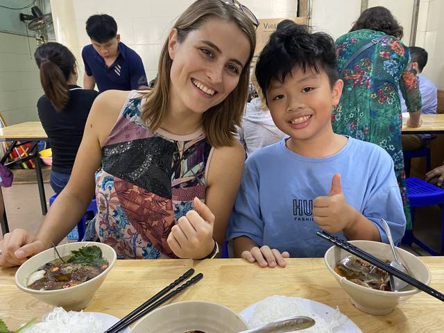 Ăn bún chả cùng bạn nước ngoài