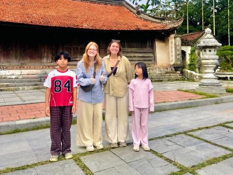 Hai con đưa hai cô người Úc đi tham quan Hà Nội