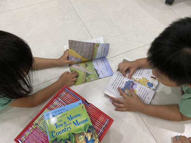 Hai anh em đọc truyện tiếng Anh